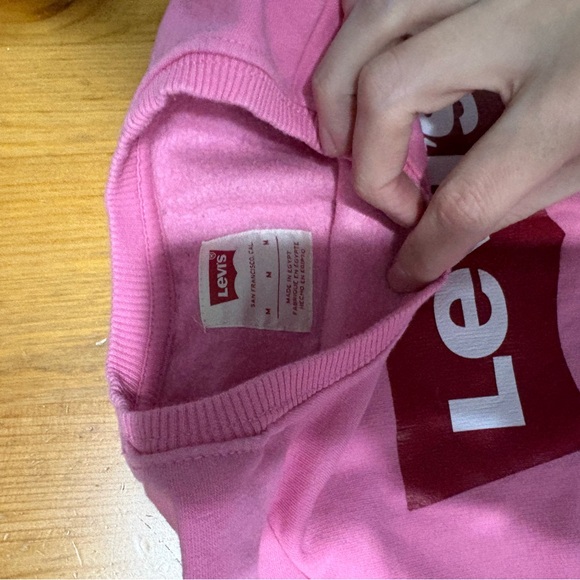 2/25$ Levi's Vibrant Pink Logo Sweatshirt kid - Picture 2 of 2